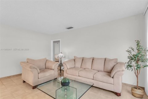 Villa ou maison à vendre à West Miami, Floride: 2 chambres, 131.83 m2 № 2049095 - photo 4