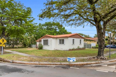 Villa ou maison à vendre à West Miami, Floride: 2 chambres, 131.83 m2 № 2049095 - photo 2