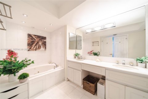 Condo in Miami Beach, Florida, 3 bedrooms  № 2060377 - photo 19