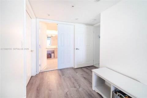 Condo in Miami Beach, Florida, 3 bedrooms  № 2060377 - photo 18