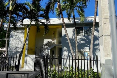 Снять в аренду квартиру в Майами, Флорида 2 спальни, 64.01м2, № 1983650 - фото 1