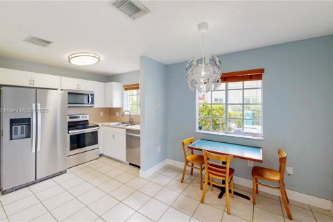 Townhouse in Cutler Bay, Florida 2 bedrooms, 102.19 sq.m. № 1880016 - photo 14