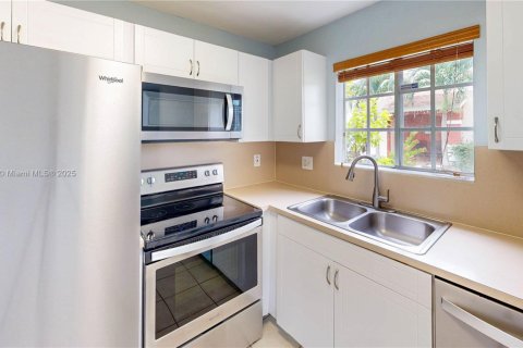Townhouse in Cutler Bay, Florida 2 bedrooms, 102.19 sq.m. № 1880016 - photo 12