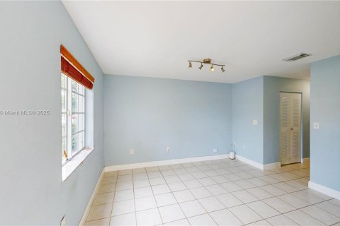 Townhouse in Cutler Bay, Florida 2 bedrooms, 102.19 sq.m. № 1880016 - photo 4