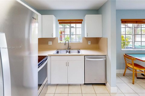 Townhouse in Cutler Bay, Florida 2 bedrooms, 102.19 sq.m. № 1880016 - photo 13