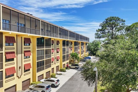 Condo in Saint Petersburg, Florida, 2 bedrooms  № 2214731 - photo 2
