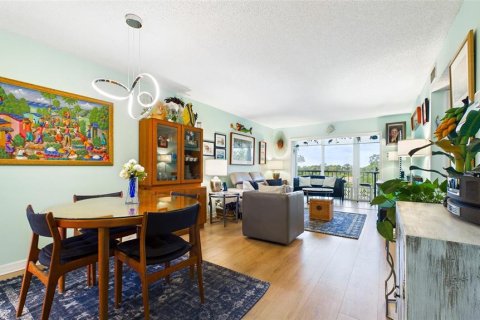Condo in Saint Petersburg, Florida, 2 bedrooms  № 2214731 - photo 9