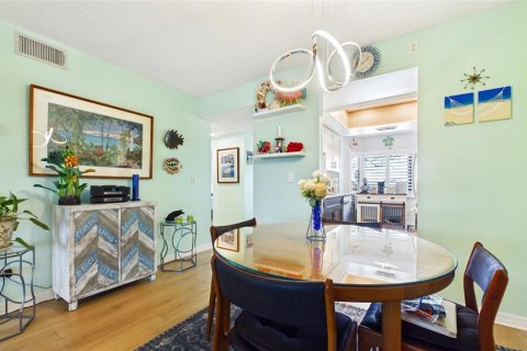Condo in Saint Petersburg, Florida, 2 bedrooms  № 2214731 - photo 10