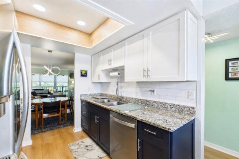 Condo in Saint Petersburg, Florida, 2 bedrooms  № 2214731 - photo 5