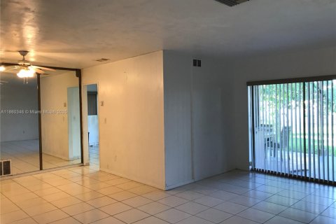 House in Miramar, Florida 3 bedrooms, 122.17 sq.m. № 1887694 - photo 4