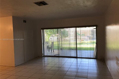 House in Miramar, Florida 3 bedrooms, 122.17 sq.m. № 1887694 - photo 3