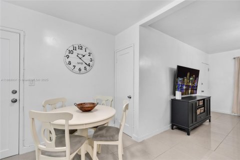 Apartamento en alquiler en Coral Gables, Florida, 2 dormitorios, 83.61 m2 № 1896882 - foto 4