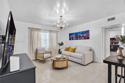 Apartamento en alquiler en Coral Gables, Florida, 2 dormitorios, 83.61 m2 № 1896882 - foto 2