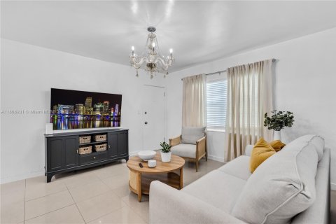 Apartamento en alquiler en Coral Gables, Florida, 2 dormitorios, 83.61 m2 № 1896882 - foto 3