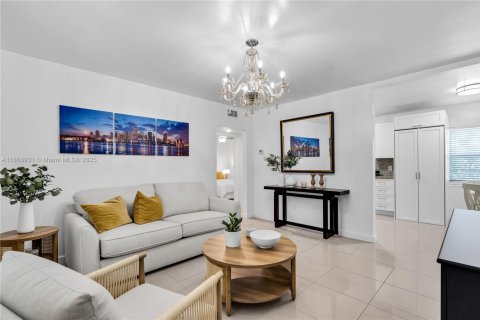Apartamento en alquiler en Coral Gables, Florida, 2 dormitorios, 83.61 m2 № 1896882 - foto 1