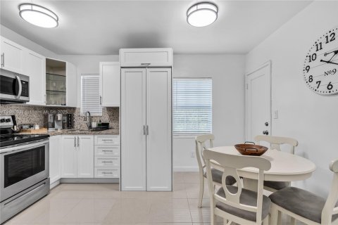Apartamento en alquiler en Coral Gables, Florida, 2 dormitorios, 83.61 m2 № 1896882 - foto 7