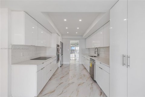 Copropriété à vendre à Miami, Floride: 2 chambres, 215.53 m2 № 1998409 - photo 14