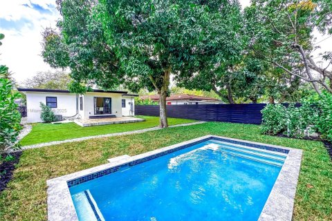 House in El Portal, Florida 3 bedrooms № 1696529 - photo 1