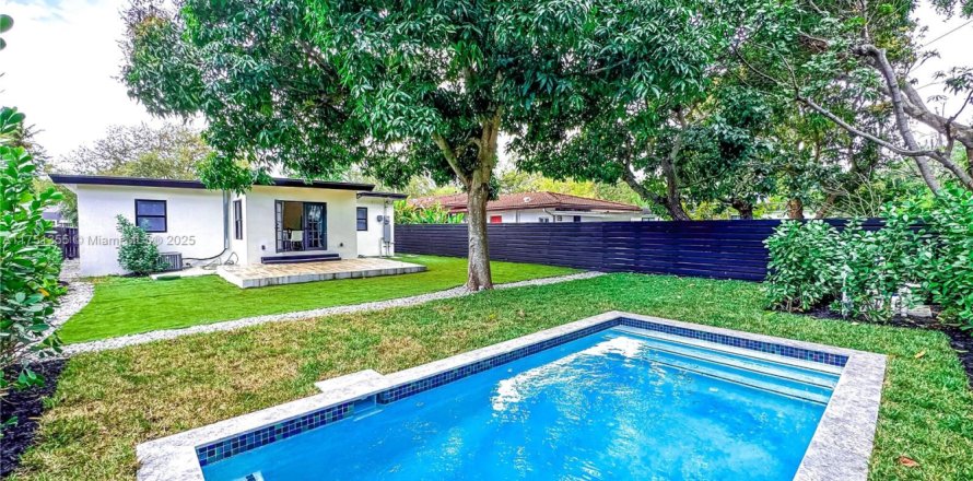 House in El Portal, Florida 3 bedrooms № 1696529