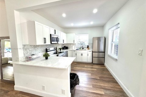House in El Portal, Florida 3 bedrooms № 1696529 - photo 7