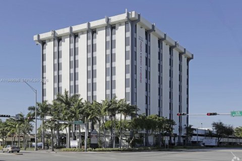 Купить коммерческую недвижимость в Норт-Майами, Флорида № 2005521 - фото 2