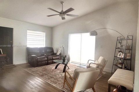 Casa en alquiler en Miami, Florida, 3 dormitorios, 151.71 m2 № 2066665 - foto 2