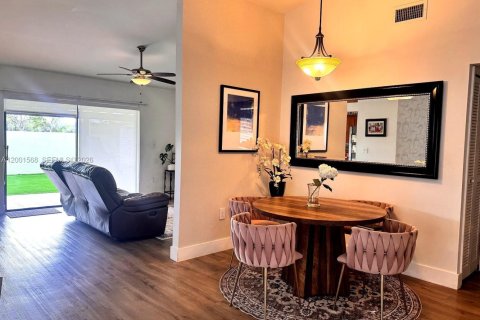 Casa en alquiler en Miami, Florida, 3 dormitorios, 151.71 m2 № 2066665 - foto 3