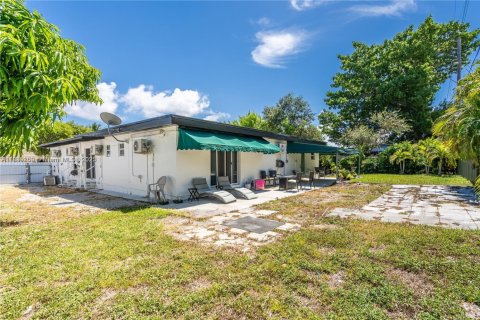 Casa en venta en Miami, Florida, 10 dormitorios, 283.35 m2 № 1828316 - foto 4