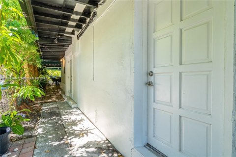 Casa en venta en Miami, Florida, 10 dormitorios, 283.35 m2 № 1828316 - foto 7