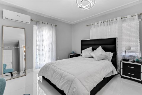 Casa en venta en Miami, Florida, 10 dormitorios, 283.35 m2 № 1828316 - foto 19