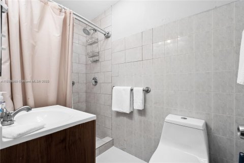 Casa en venta en Miami, Florida, 10 dormitorios, 283.35 m2 № 1828316 - foto 28