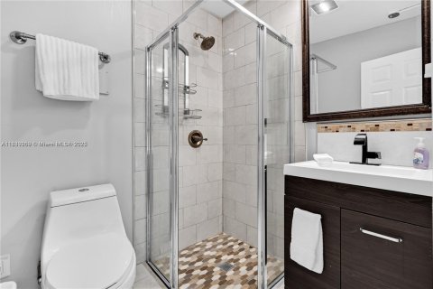 Casa en venta en Miami, Florida, 10 dormitorios, 283.35 m2 № 1828316 - foto 24