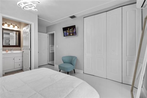 Casa en venta en Miami, Florida, 10 dormitorios, 283.35 m2 № 1828316 - foto 20
