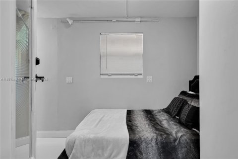 Casa en venta en Miami, Florida, 10 dormitorios, 283.35 m2 № 1828316 - foto 23