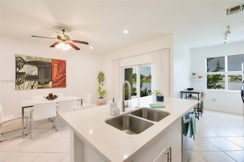 Condo in Miramar, Florida, 3 bedrooms  № 1469948 - photo 12