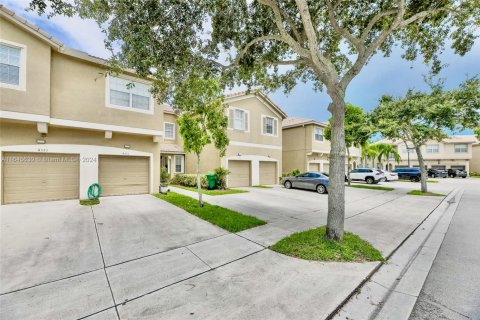 Condo in Miramar, Florida, 3 bedrooms  № 1469948 - photo 1