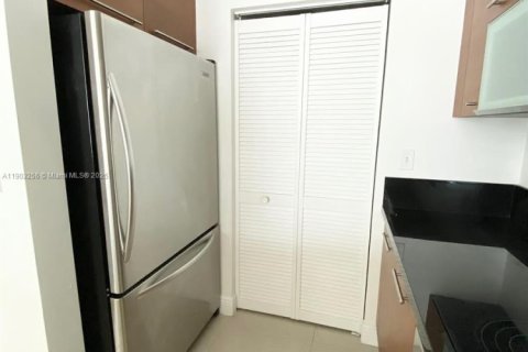 Снять в аренду кондоминиум в Майами, Флорида 1 спальня, 74.88м2, № 1954728 - фото 11