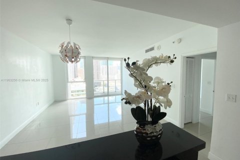 Снять в аренду кондоминиум в Майами, Флорида 1 спальня, 74.88м2, № 1954728 - фото 2