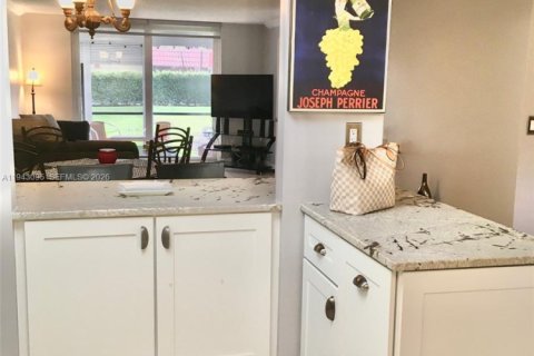 Copropriété à louer à Pembroke Pines, Floride: 2 chambres, 108.7 m2 № 1999614 - photo 8