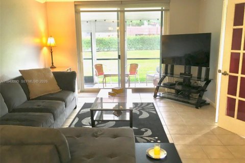 Copropriété à louer à Pembroke Pines, Floride: 2 chambres, 108.7 m2 № 1999614 - photo 12