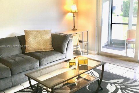 Copropriété à louer à Pembroke Pines, Floride: 2 chambres, 108.7 m2 № 1999614 - photo 13