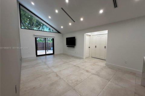 Touwnhouse à louer à Miami, Floride: 2 chambres, 90.3 m2 № 1999387 - photo 2