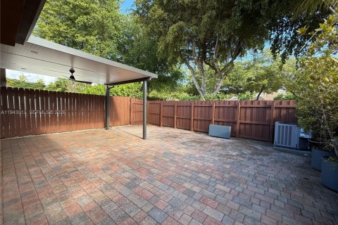 Touwnhouse à louer à Miami, Floride: 2 chambres, 90.3 m2 № 1999387 - photo 18