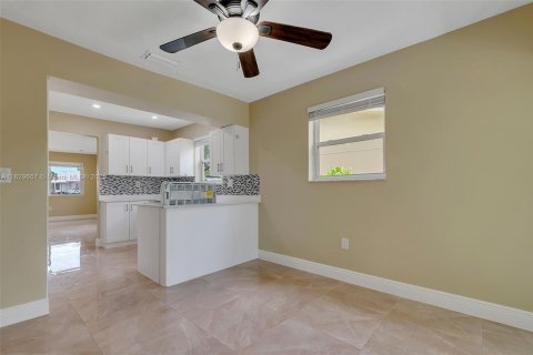Commercial property in Cutler Bay, Florida 211.07 sq.m. № 1802665 - photo 26