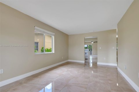 Commercial property in Cutler Bay, Florida 211.07 sq.m. № 1802665 - photo 4