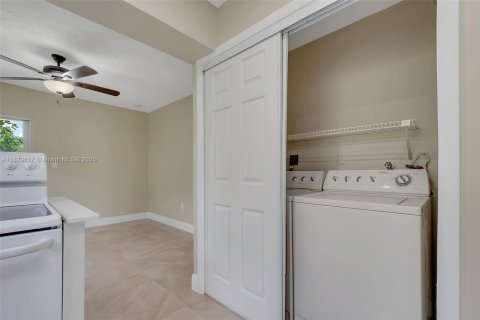 Commercial property in Cutler Bay, Florida 211.07 sq.m. № 1802665 - photo 15