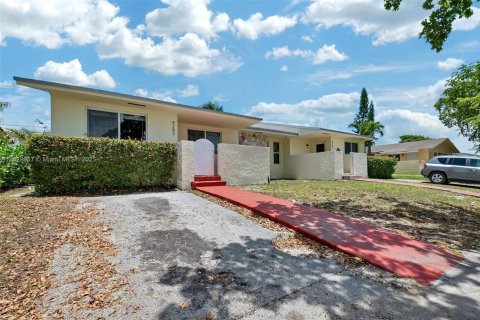 Commercial property in Cutler Bay, Florida 211.07 sq.m. № 1802665 - photo 1