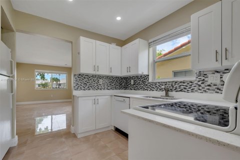 Commercial property in Cutler Bay, Florida 211.07 sq.m. № 1802665 - photo 23