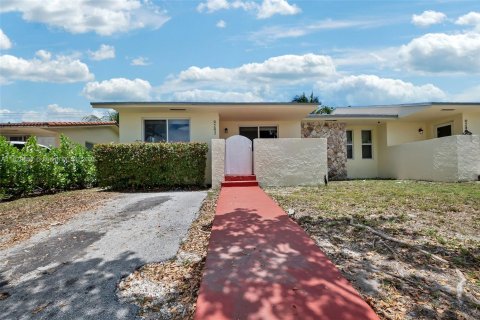 Commercial property in Cutler Bay, Florida 211.07 sq.m. № 1802665 - photo 2