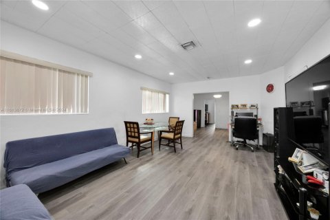 Propiedad comercial en venta en Miami, Florida, 208.01 m2 № 1812108 - foto 4